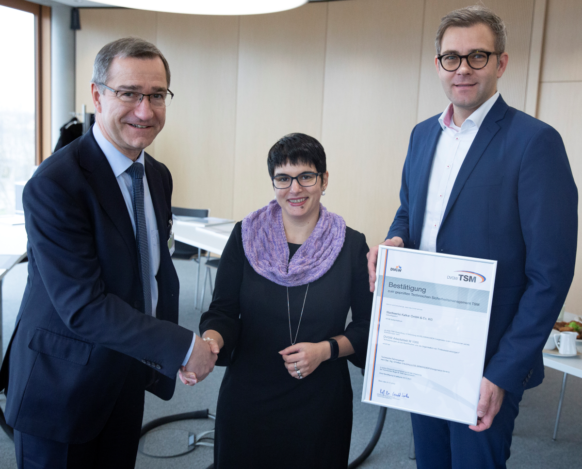 Dipl.-Ing. Heinz Esser (Geschäftsführer, DVGW-Landesgruppe NRW) überreicht die Urkunde an die Geschäftsleitung.